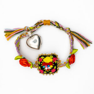 Pulsera corazón y rosas tejido